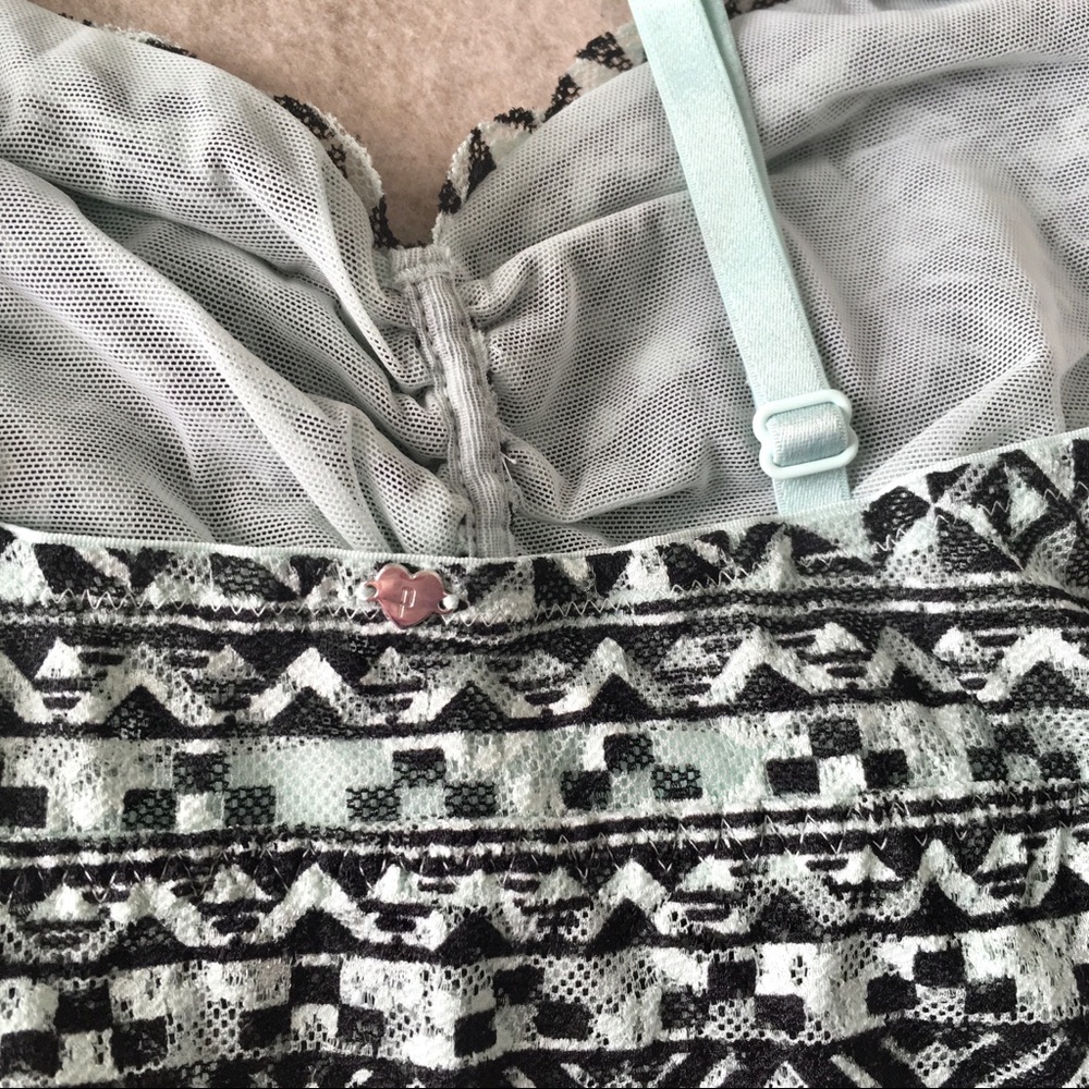 Patterned Lace Ruched Front Bralette - Picture 4 of 6